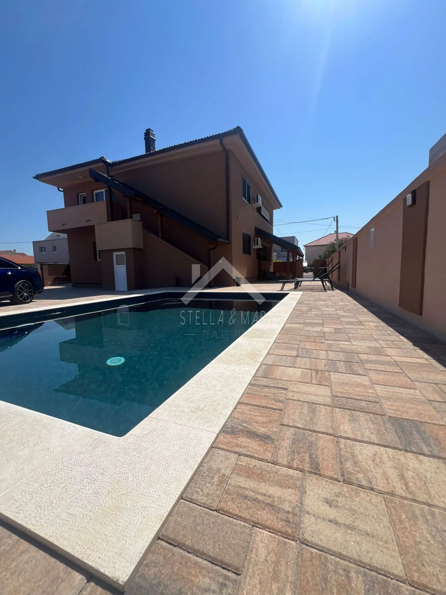 Kuća sa 2 komforna stana i bazenom - Privlaka  - cover