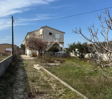 Kuća sa tri stana i prostranom okućnicom od 1233m2,Centar - Vir - cover