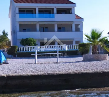 Trosoban apartman, prvi red do mora - Vir