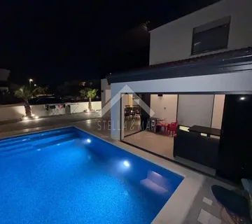 Moderni dvosobni apartman sa bazenom - Vir