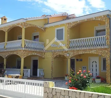 Apartmanska kuća sa garažom i predivnom okućnicom - Vir