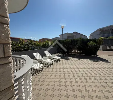 Kuća sa dva apartmana, prostrano dvorište - Vir - cover