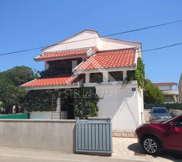 Kuća sa tri apartmana drugi red do mora - Vir