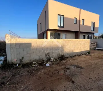 Dvojna kuća sa bazenom - Sabunike  - cover