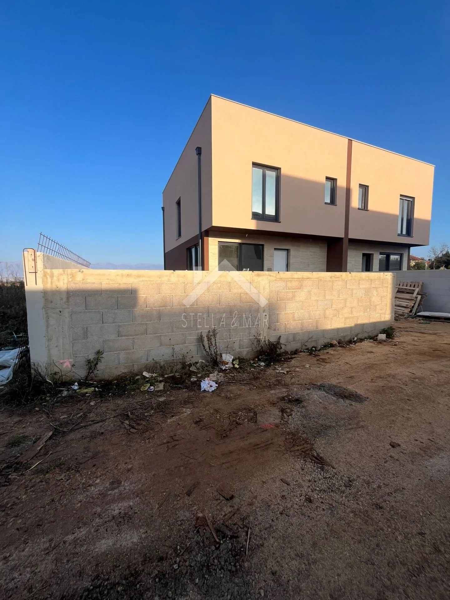 Dvojna kuća sa bazenom - Sabunike  - cover