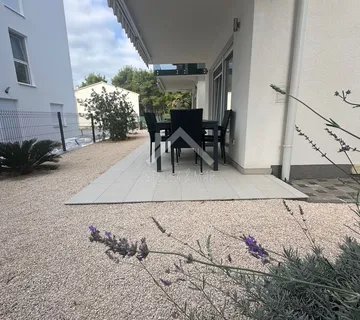 Dvosobni apartman sa vrtom, neposredna blizina mora- Vir - cover