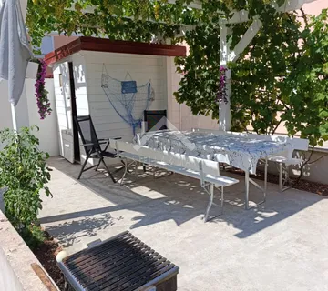Dvosobni apartman sa vrtom - Vir - cover