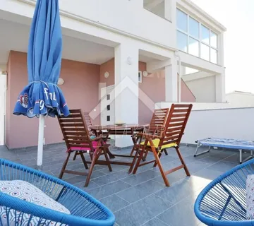 Apartmanska kuća, novouređena, pogled na more - Vir