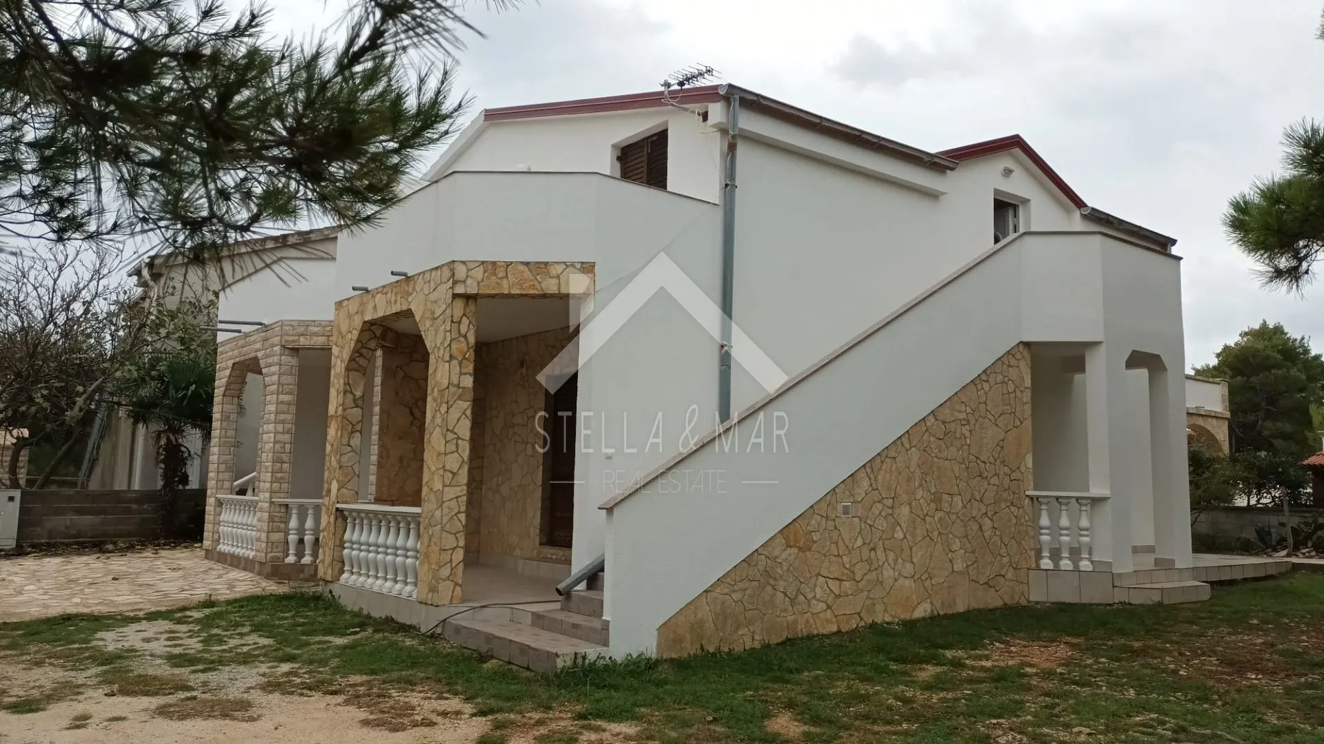 Kuća sa 4 apartmana - Vir - cover