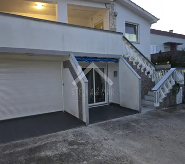 Studio apartman, miran predio - Vir - cover