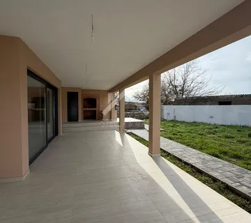 Renovirana prizemnica sa prostranom okućnicom - Briševo  - cover