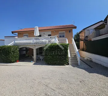 Kuća sa 4 apartmana - Vir - cover