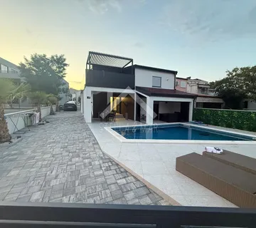 Luksuzna Villa sa dva apartmana i bazenom, Centar - Vir - cover