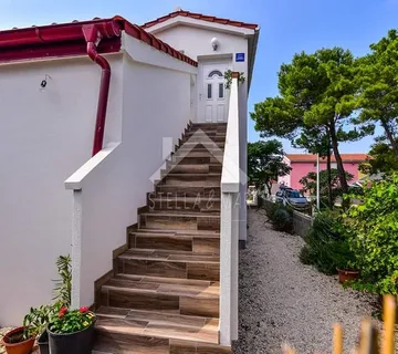 Dvojna kuća sa dva stana i garažom - Vir