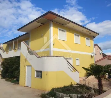 Kuća sa 7 apartmana, prekrasan pogled, 30m do plaže - Vir