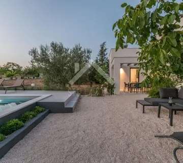 Moderna Villa sa bazenom i velikom okućnicom - Crno, Zadar