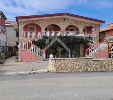 Kuća sa 4 apartmana, 50 METARA OD MORA - Vir