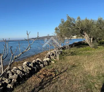 Građevinsko zemljište 791m2 PRVI RED DO MORA - Maslenica - cover