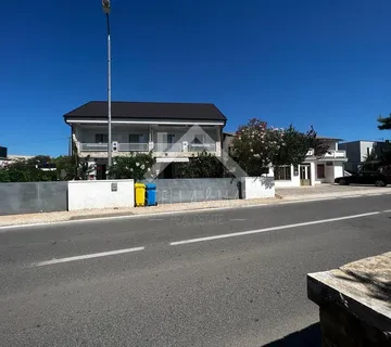 Kuća sa 5 apartmana -100m do mora - Vir