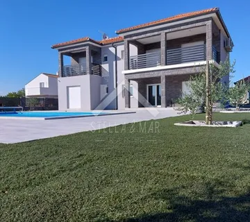 Vila sa bazenom, velika okućnica - Murvica - Murvica, Poličnik