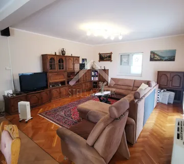 REZERVIRANO Kuća sa 5 apartmana, garaža, podrum - Vir, Centar