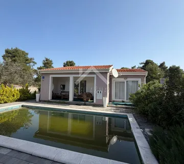 Predivna prizemnica sa bazenom i prosranom okućnicom - Vir  - cover