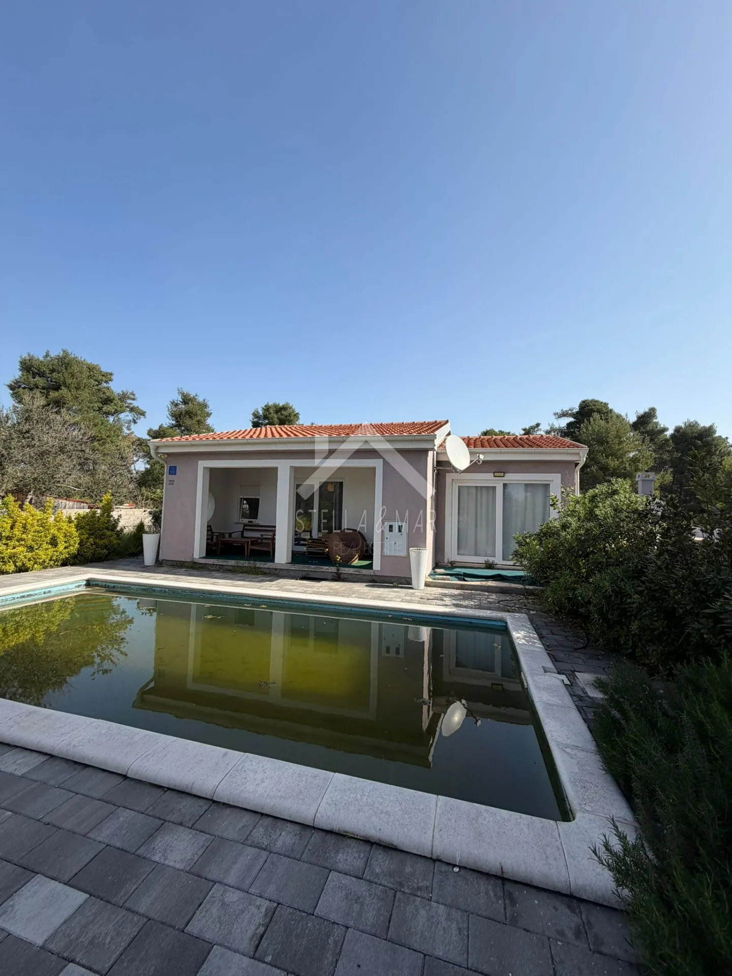 Predivna prizemnica sa bazenom i prosranom okućnicom - Vir  - cover