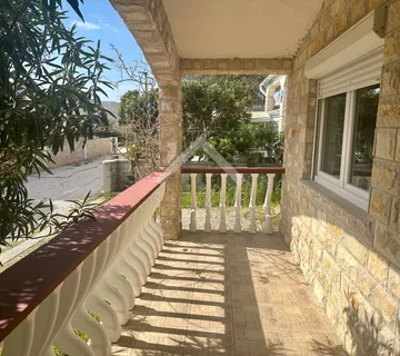 Prizemnica sa 2 stana, pored plaže - Vir - cover