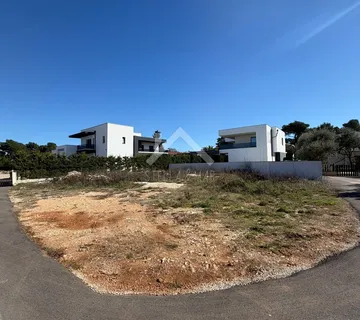 Građevinsko zemljište sa dozvolom za vilu sa bazenom - Vir, centar - cover