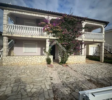 Kuća sa dva stana + studio, miran predio -Vir  - cover