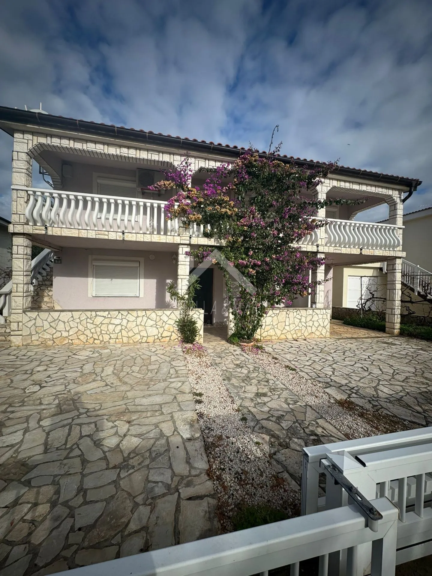 Kuća sa dva stana + studio, miran predio -Vir  - cover