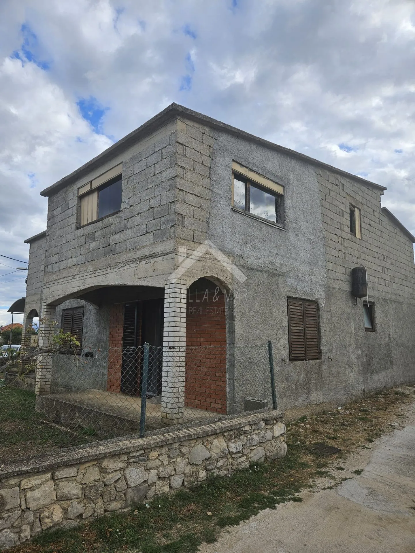 Nedovršena kuća sa dva stana - Galovac  - cover