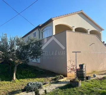 Kuća sa dva stana na prostranoj okućnici - Privlaka  - cover