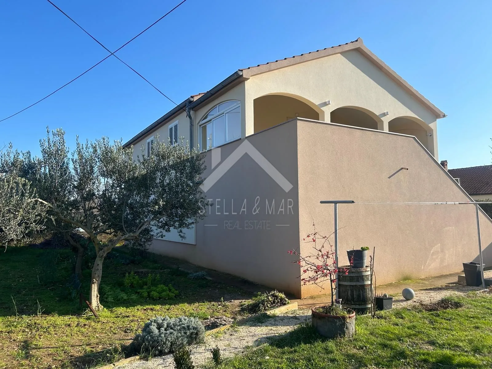 Kuća sa dva stana na prostranoj okućnici - Privlaka  - cover