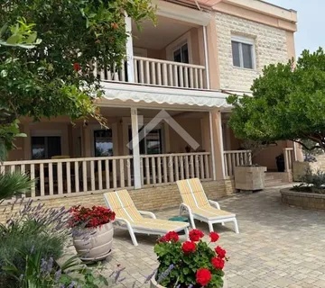 Prekrasna kuća sa 3 stana - Vir - cover