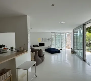 Grad Krk apartman u prizemlju od 91m2 sa vlastitim vrtom i pogledom prema moru! - cover