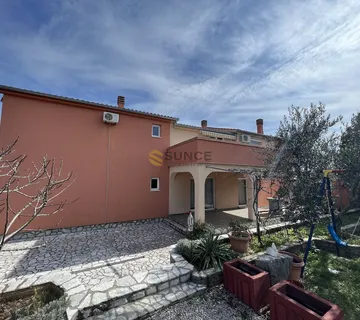 Otok Krk ,PRODAJA,  samostojeća kuća za odmor s pet apartmana na lijepoj i mirnoj poziciji! - cover