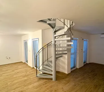 Malinska, dvoetažni apartman od 88 m2 na odličnoj poziciji! - cover