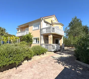 Grad Krk samostojeća kuća sa dva odvojena stana i pogledom na more! - cover