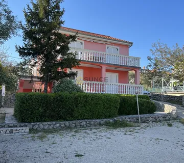 Otok Krk, samostojeća kuća od 300m2 s četiri i apartmana na lijepoj poziciji! - cover