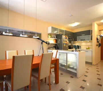 BAŠKA, KOMPLETNO NAMJEĐŠTEN APARTMAN NA ODLIČNOJ LOKACIJI 200M OD PLAŽE! - cover