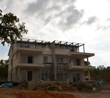 Otok Krk, Njivice, nova atraktivna dvojna kuća na 3 etaže s vrtom i bazenom! - Njivice, Omišalj