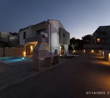VRBNIK, PRODAJE SE NOVA  MODERNA , KOMPLETNO NAMJEŠTENA KUĆA S BAZENOM!! - cover