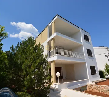 Otok Krk, grad Krk,, vila na jedinstvenoj lokaciji prvi red do mora!