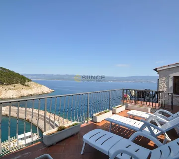 VRBNIK, PREKRASNA KAMENA KUĆA NA LITICI IZNAD MORA S PANORAMSKIM POGLEDOM! - cover