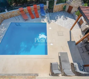 Istra, okolica Fažane, apartmanska kuća s bazenom (prodaja) - cover