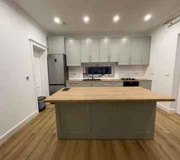 Kuhinja lakirana mat sa otokom - cover