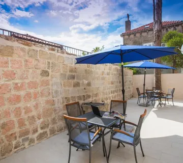 Dva apartmana u centru Cavtata (prodaja) - cover