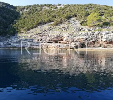 Hvar - Atraktivno zemljište uz more 74765 m2 - cover