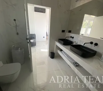 NOVOIZGRAĐENA VILA UDALJENA SAMO 40 m OD MORA - JAKIŠNICA, PAG - cover